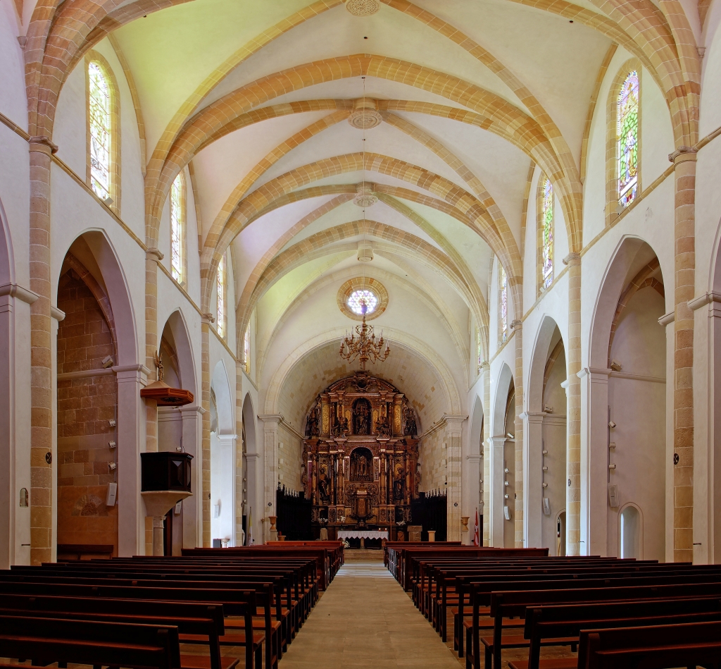 Visit the Church of Santa Margarita and discover its altarpieces • Can